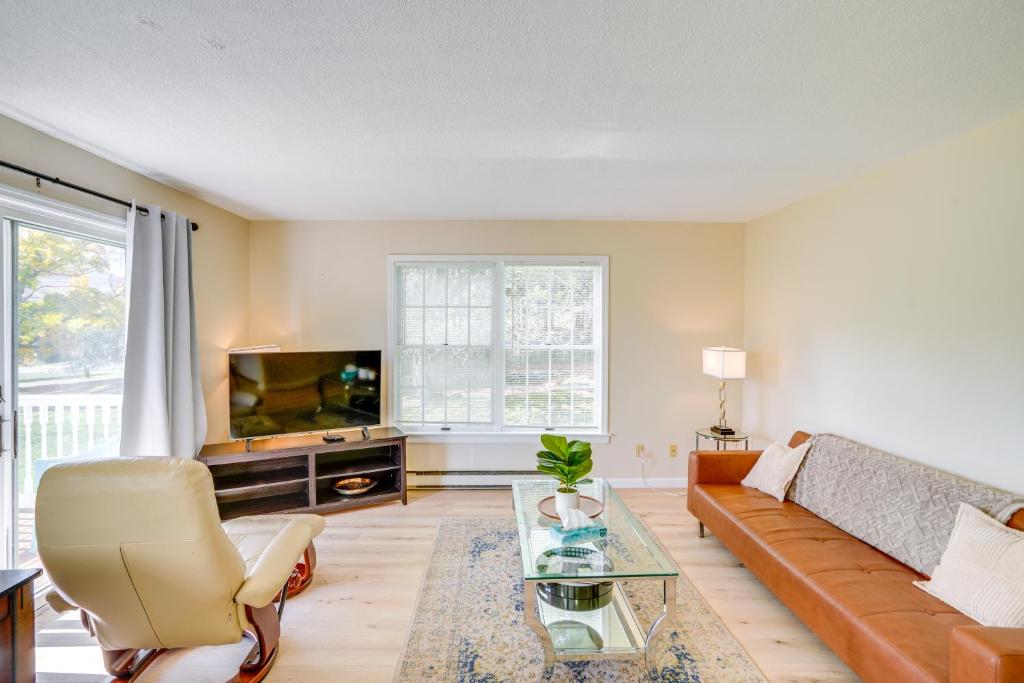 TV a/nebo společenská místnost v ubytování Cozy Catskill Condo - 2 Mi to Windham Mountain Ski
