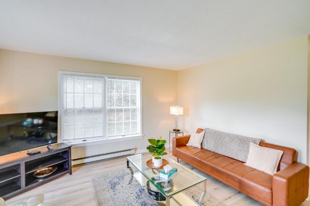 TV a/nebo společenská místnost v ubytování Cozy Catskill Condo - 2 Mi to Windham Mountain Ski