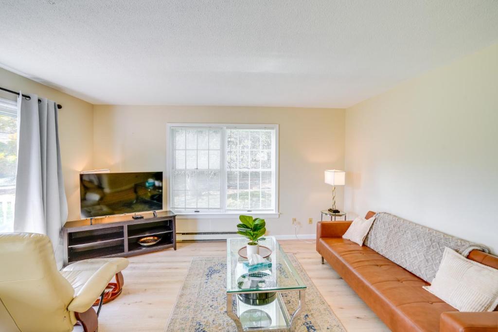 TV a/nebo společenská místnost v ubytování Cozy Catskill Condo - 2 Mi to Windham Mountain Ski