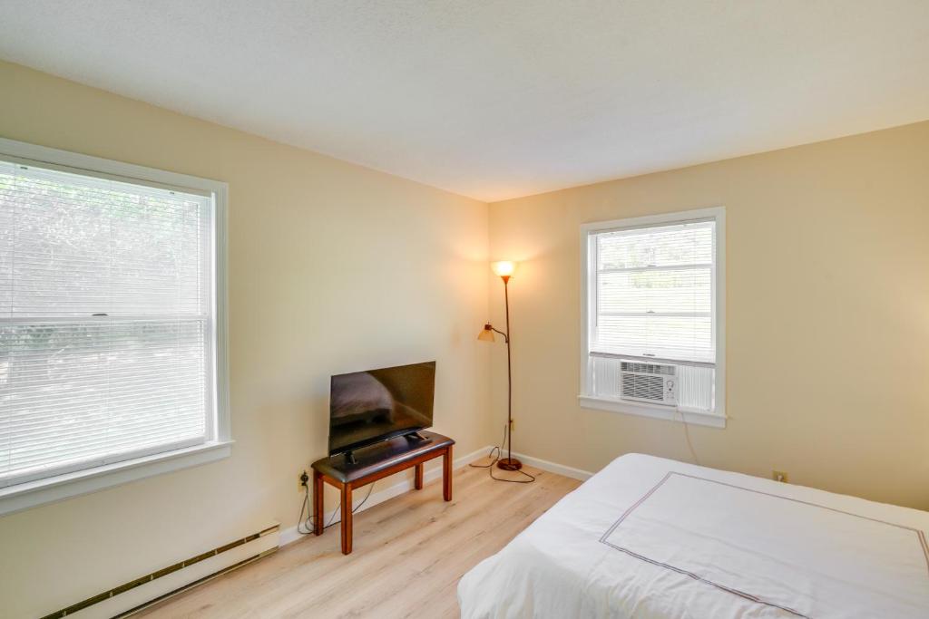 TV a/nebo společenská místnost v ubytování Cozy Catskill Condo - 2 Mi to Windham Mountain Ski