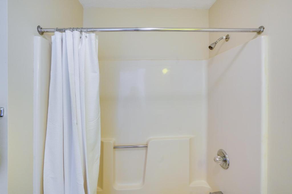 Koupelna v ubytování Cozy Catskill Condo - 2 Mi to Windham Mountain Ski