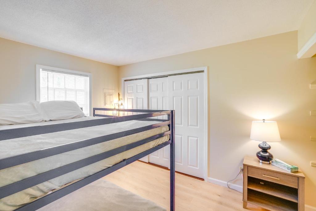 Postel nebo postele na pokoji v ubytování Cozy Catskill Condo - 2 Mi to Windham Mountain Ski