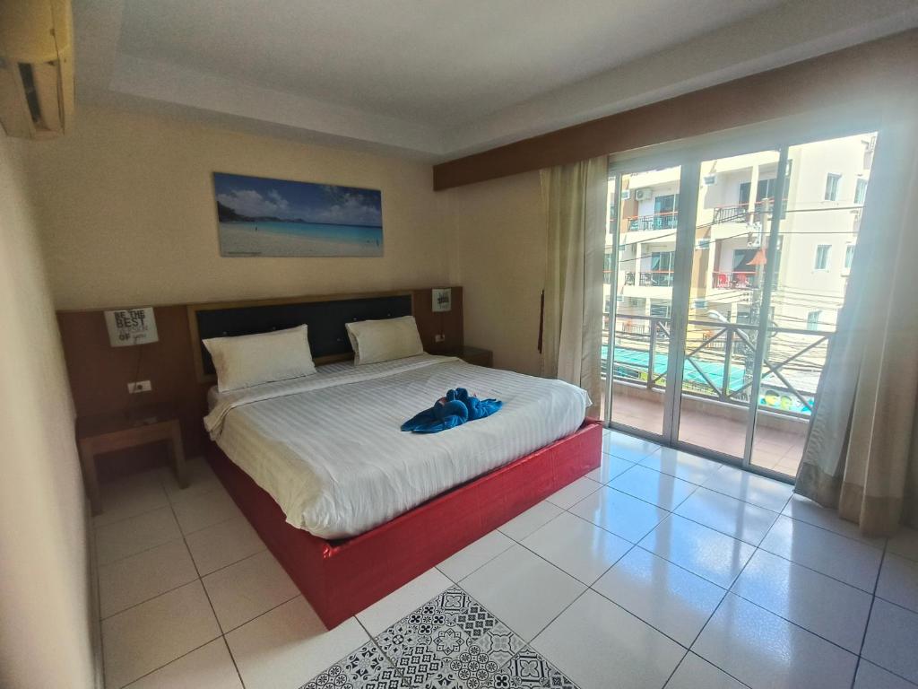 Postel nebo postele na pokoji v ubytování Bonanza Patong Hotel
