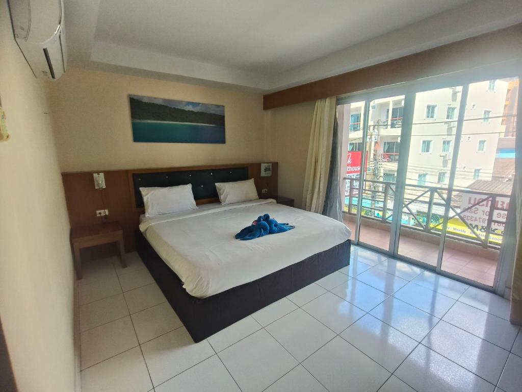 Postel nebo postele na pokoji v ubytování Bonanza Patong Hotel