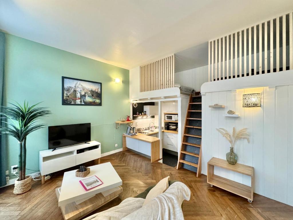 un salon avec un canapé et une table dans l'établissement LE NOIR BOIS ET BLANC - Studio - Wifi - Centre Ville - Entrée Autonome, à Quimper