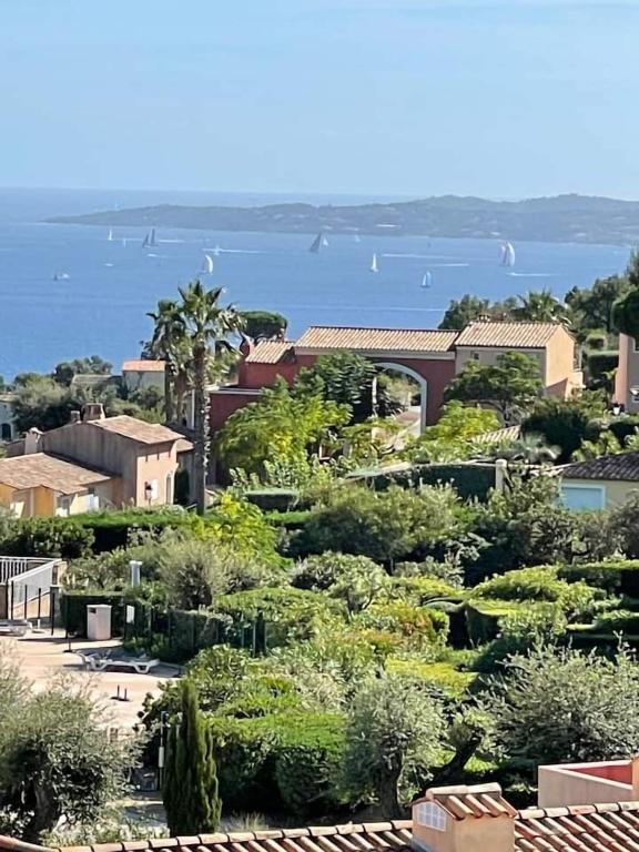 Elle offre une vue sur le jardin et l'océan en arrière-plan. dans l'établissement Blue Bay Issambres, aux Issambres