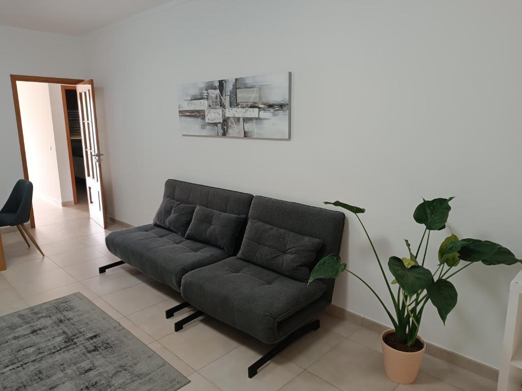 Een zitgedeelte bij Apartamento Rota do Sol