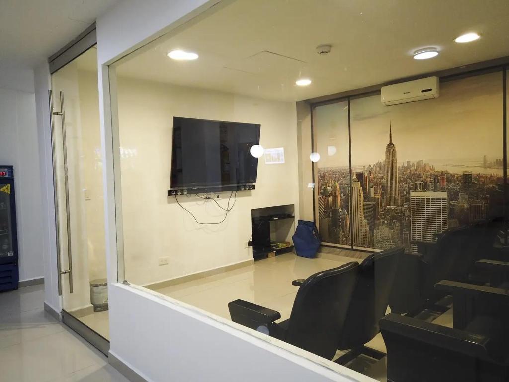 TV a/nebo společenská místnost v ubytování Hostal Lleras Calle 8