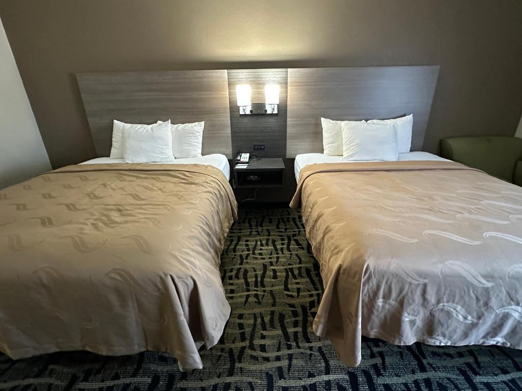 Postel nebo postele na pokoji v ubytování Quality Inn