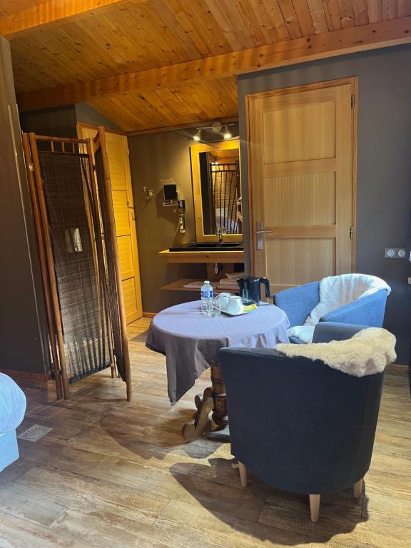 Hôtel La Vinaigrerie LOGIS - One-Bedroom Chalet