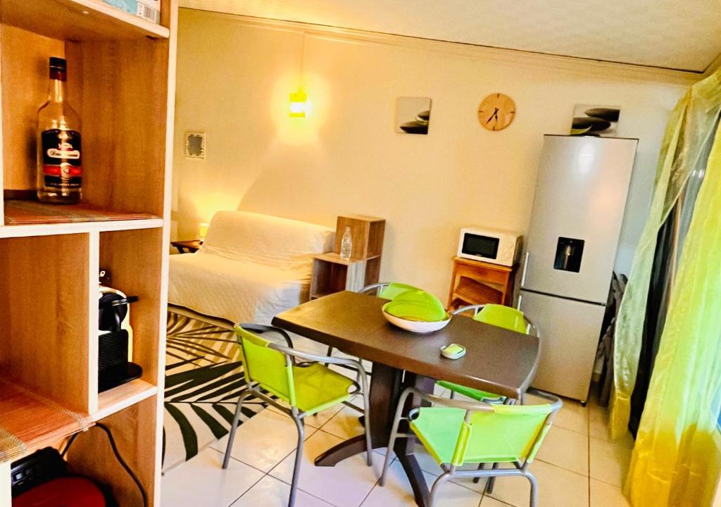 Kuchyň nebo kuchyňský kout v ubytování Studio Émeraude - Vue mer - 6 personnes