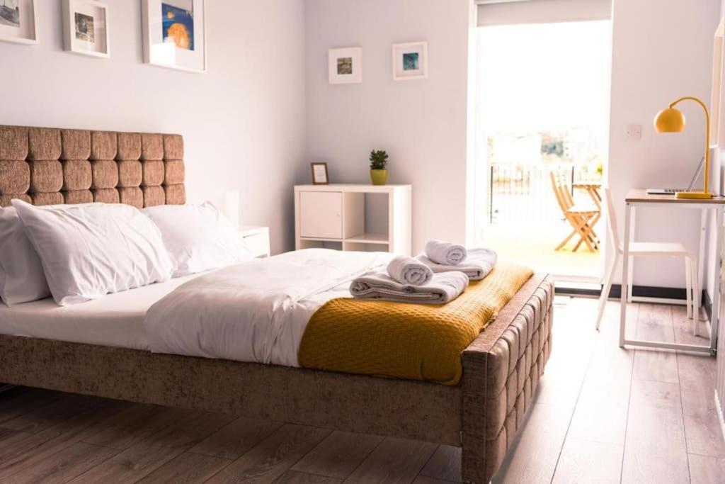 Ένα ή περισσότερα κρεβάτια σε δωμάτιο στο The Turner Apartment - Margate Beach - By Goldex Coastal Breaks