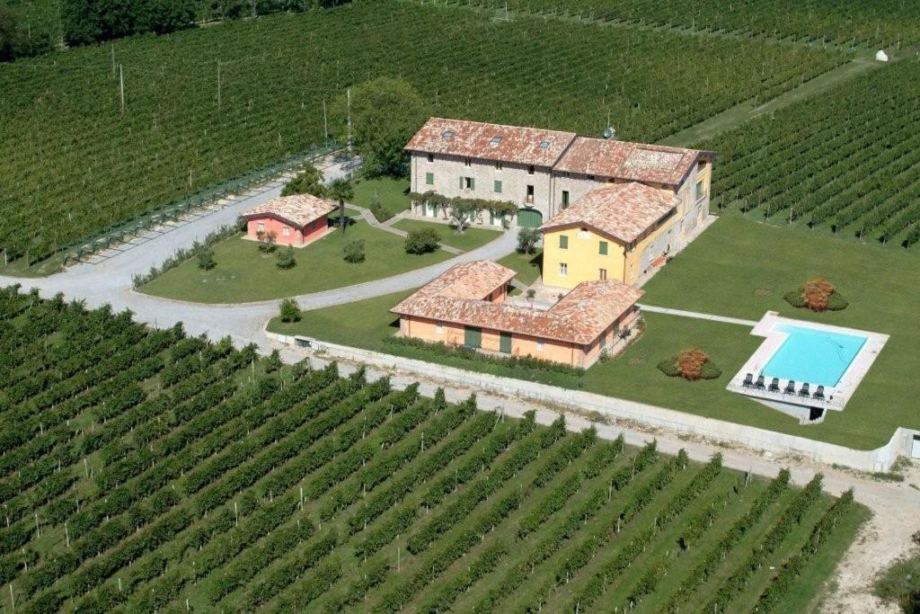 Bazén v ubytování Cascina Le Preseglie nebo v jeho okolí