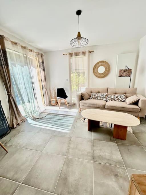 un salon avec un canapé et une table dans l'établissement La terrasse de Deauville, à Deauville