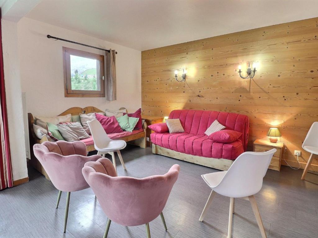 - un salon avec un canapé et des chaises roses dans l'établissement Charmant 3 Pièces, Pieds des Pistes, 7 Pers, Label Méribel, Wi-Fi, Balcon Orienté Sud-Est - FR-1-182-49, à Méribel