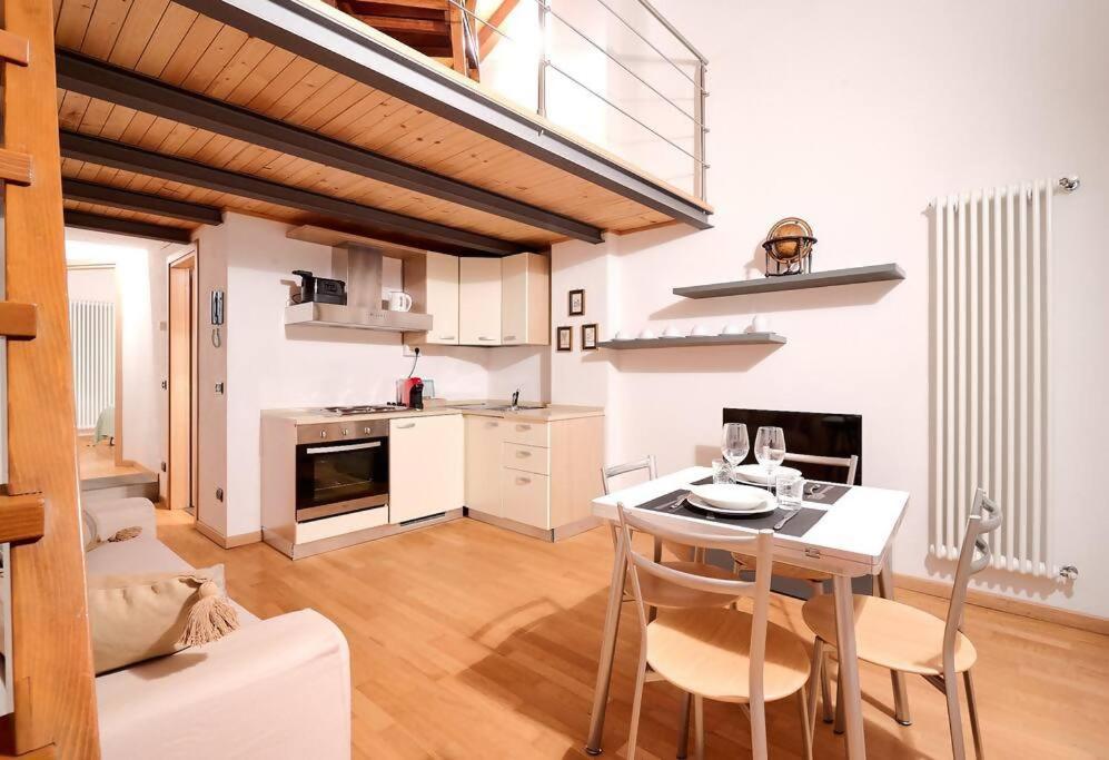 Kuchyňa alebo kuchynka v ubytovaní Johnny Suites Bergamo Alta