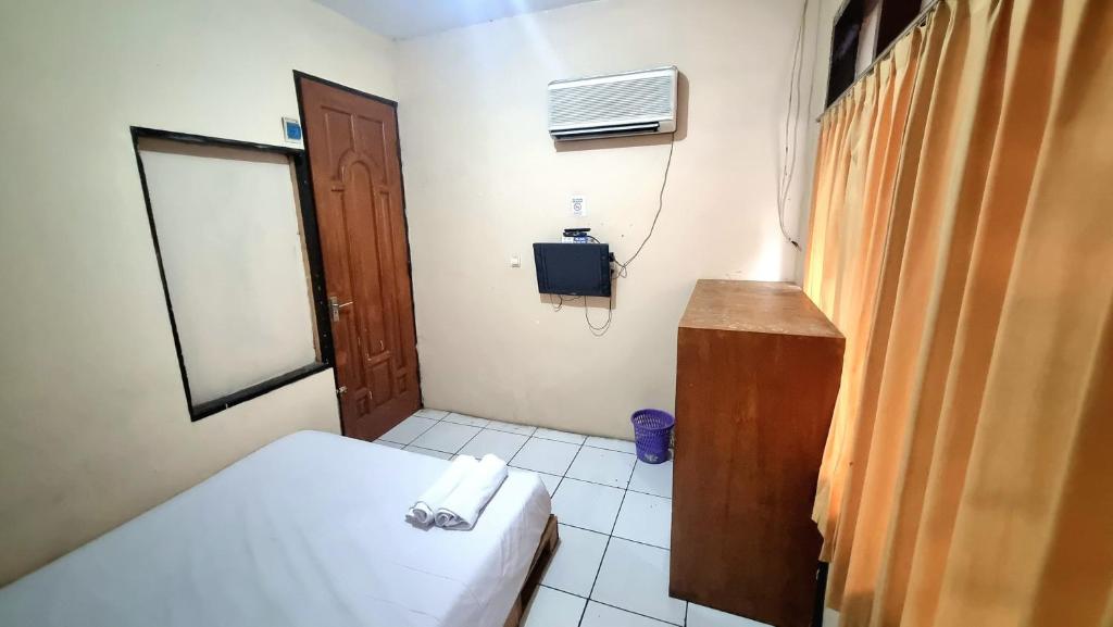 Postel nebo postele na pokoji v ubytování Wisma Alamanda