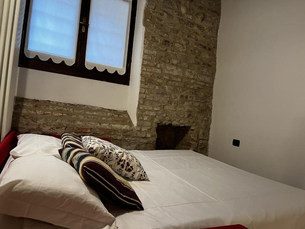 Posteľ alebo postele v izbe v ubytovaní Johnny Suites Bergamo Alta