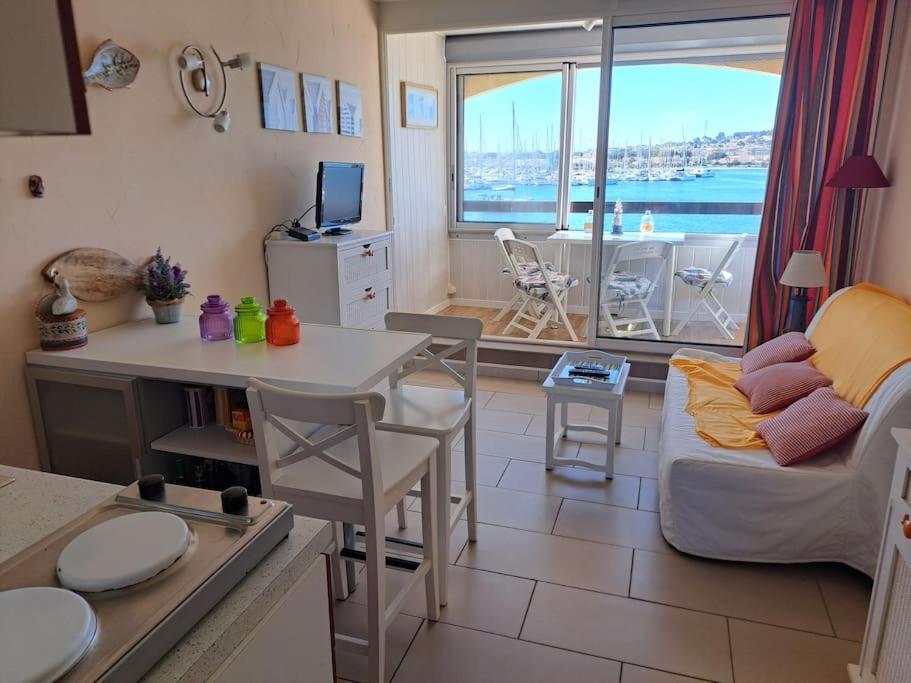 un salon avec un canapé et une table dans l'établissement Arche de Noé 208, studio vue mer, au Cap d'Agde