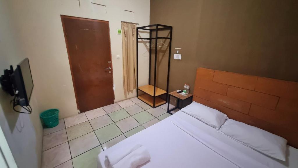 Postel nebo postele na pokoji v ubytování Wisma Alamanda