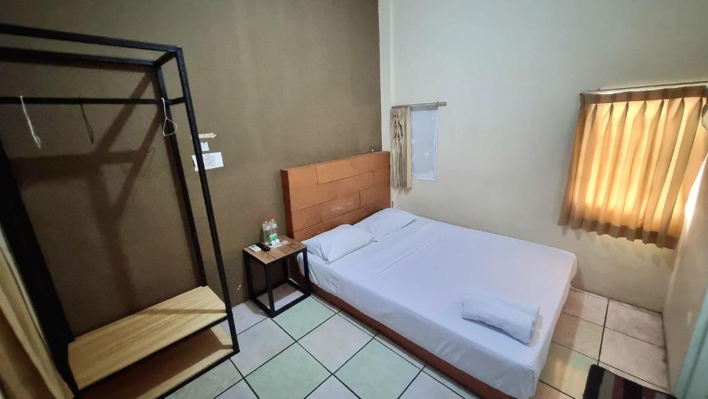 Postel nebo postele na pokoji v ubytování Wisma Alamanda