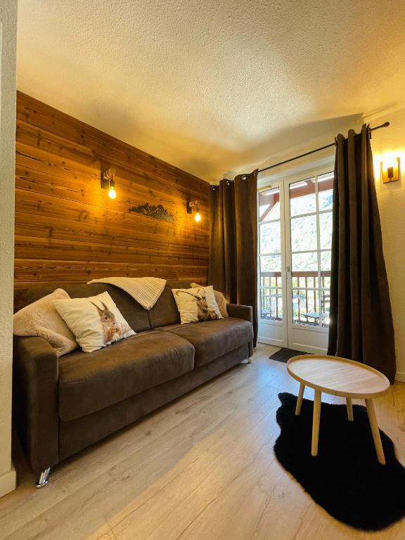 un salon avec un canapé et une table dans l'établissement 