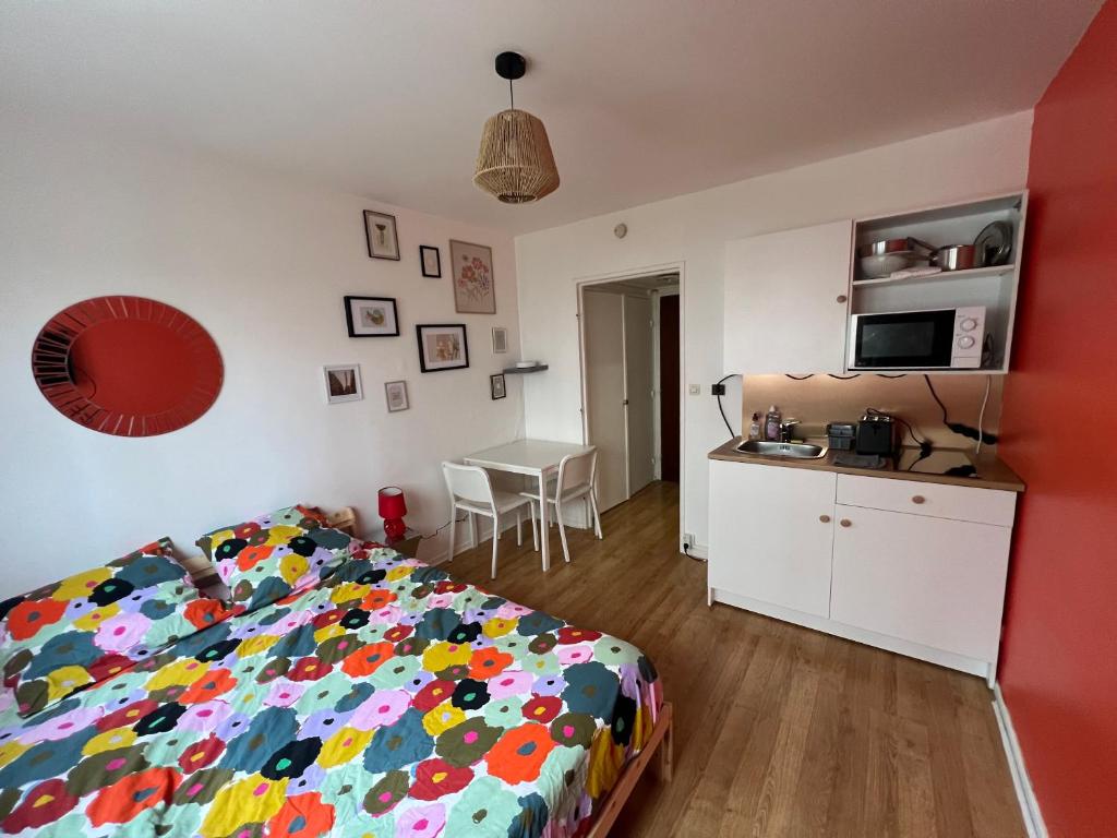 Ένα ή περισσότερα κρεβάτια σε δωμάτιο στο Adorable studio Équipé plein centre proche Foch