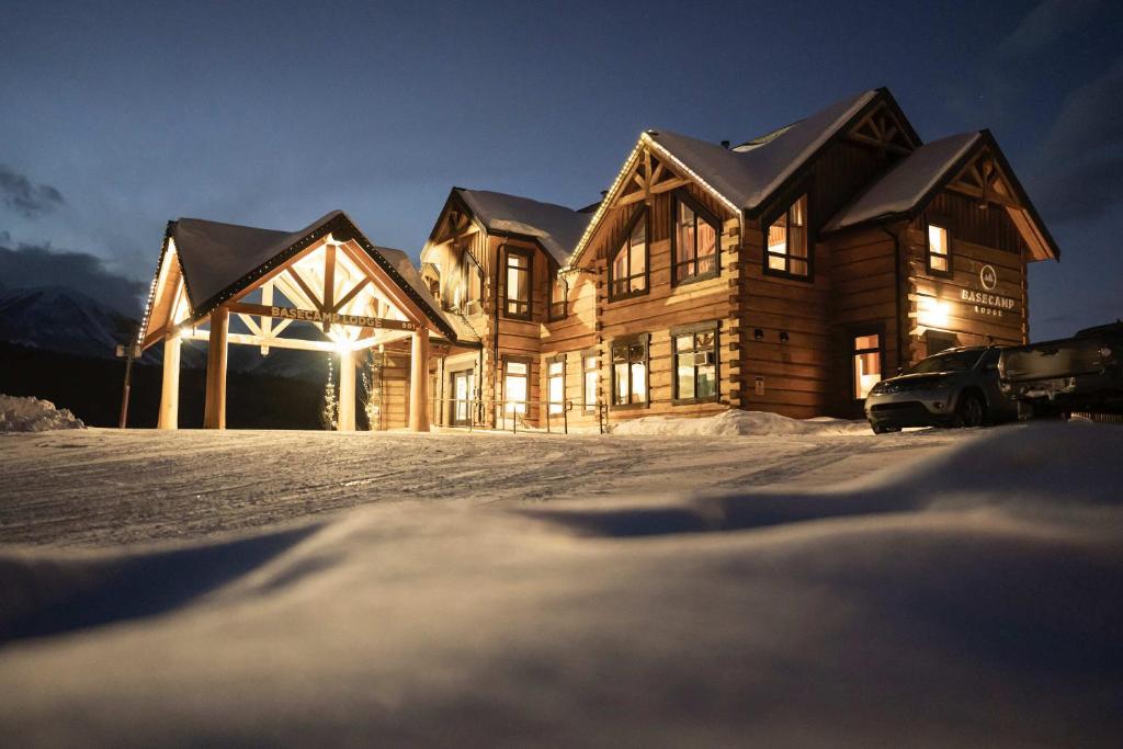 Basecamp Lodge Golden v zimě