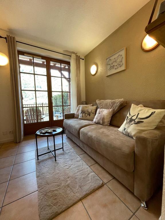 un salon avec un canapé et une table dans l'établissement 