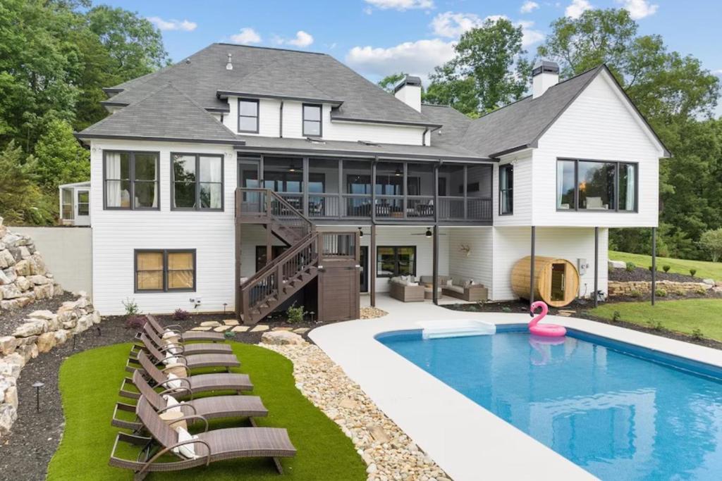 une maison avec une piscine devant dans l'établissement Golden Hill Retreat & Guest House, à Cleveland