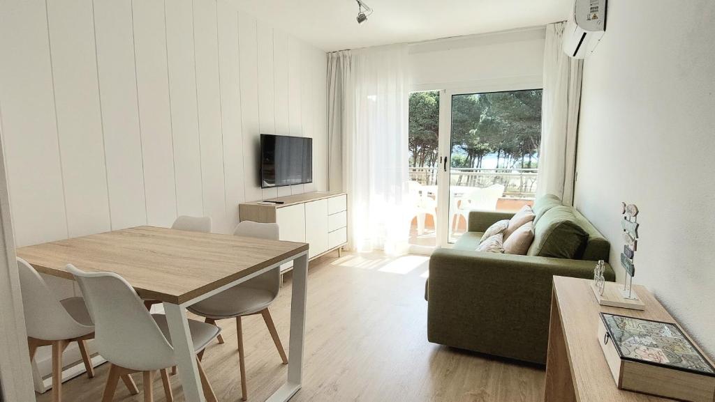 Televízia a/alebo spoločenská miestnosť v ubytovaní Primera Línea con Vistas al Mar y Piscina