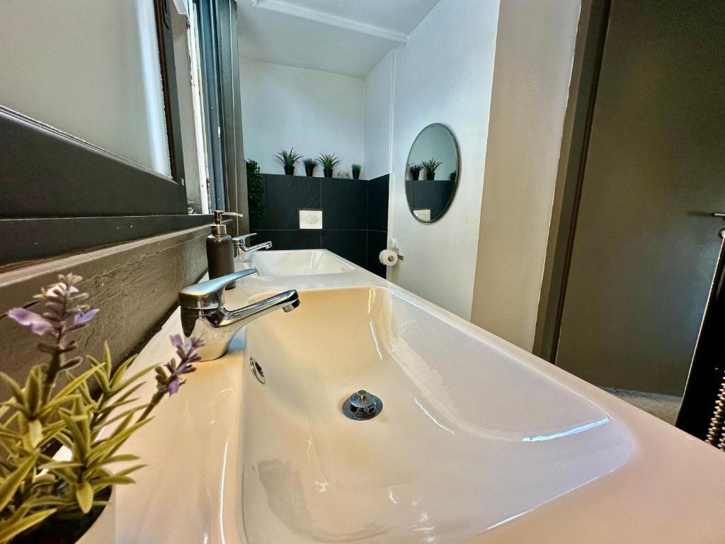 Kúpeľňa v ubytovaní #Elevator #balcony #ensuite #Queen bed #double sink #tiny bathtub and a #Kitchenette #parking free area #Athens