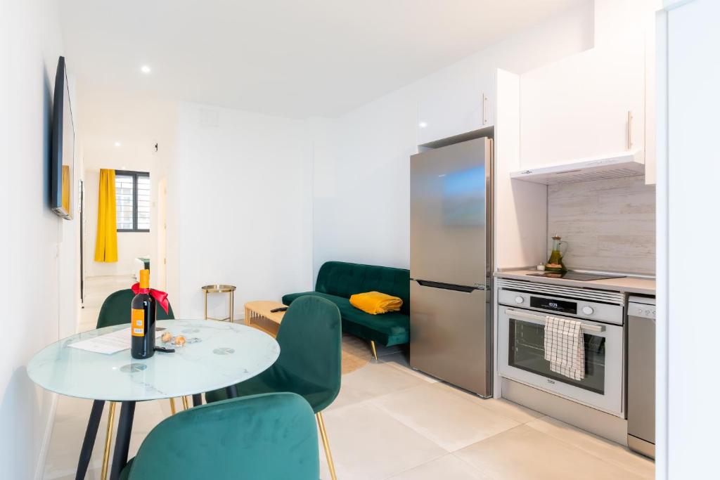 Kuchyň nebo kuchyňský kout v ubytování Lemon Apartment & Hotels Bernabeu
