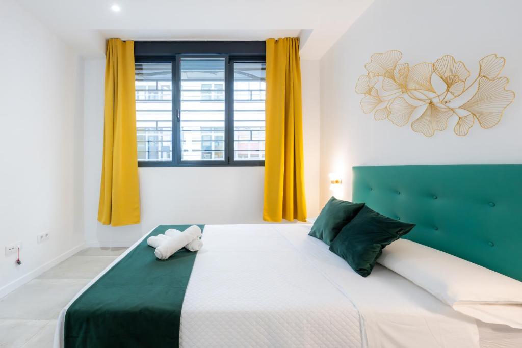 Postel nebo postele na pokoji v ubytování Lemon Apartment & Hotels Bernabeu