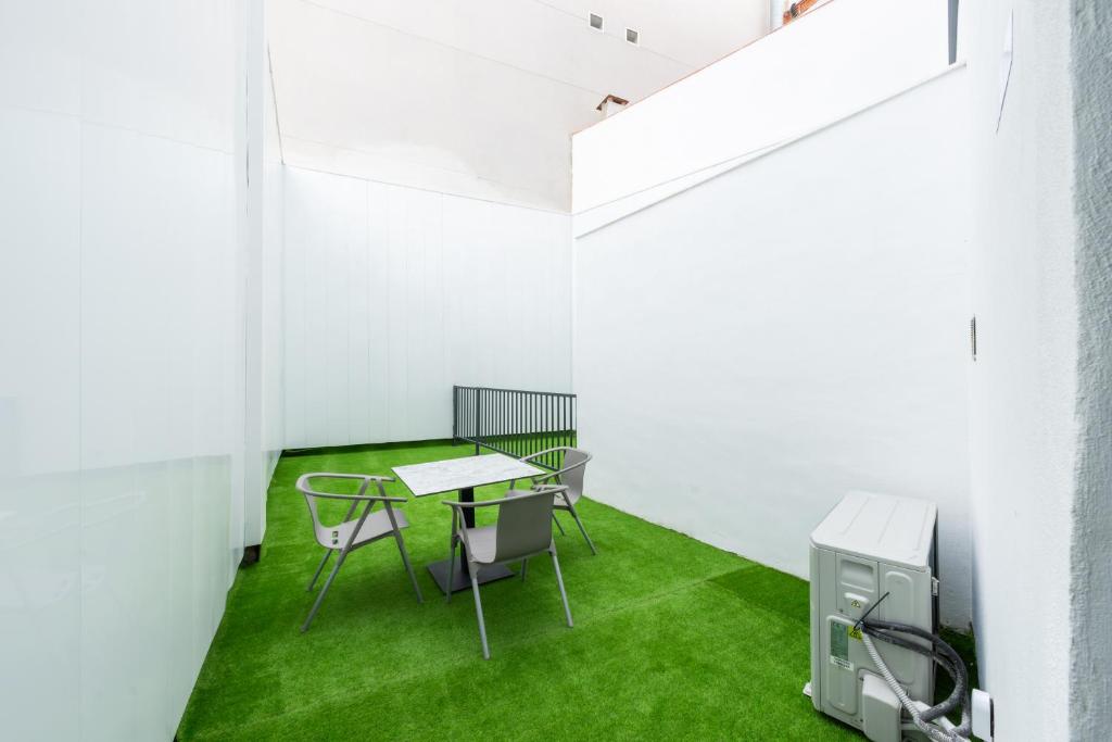 TV a/nebo společenská místnost v ubytování Lemon Apartment & Hotels Bernabeu