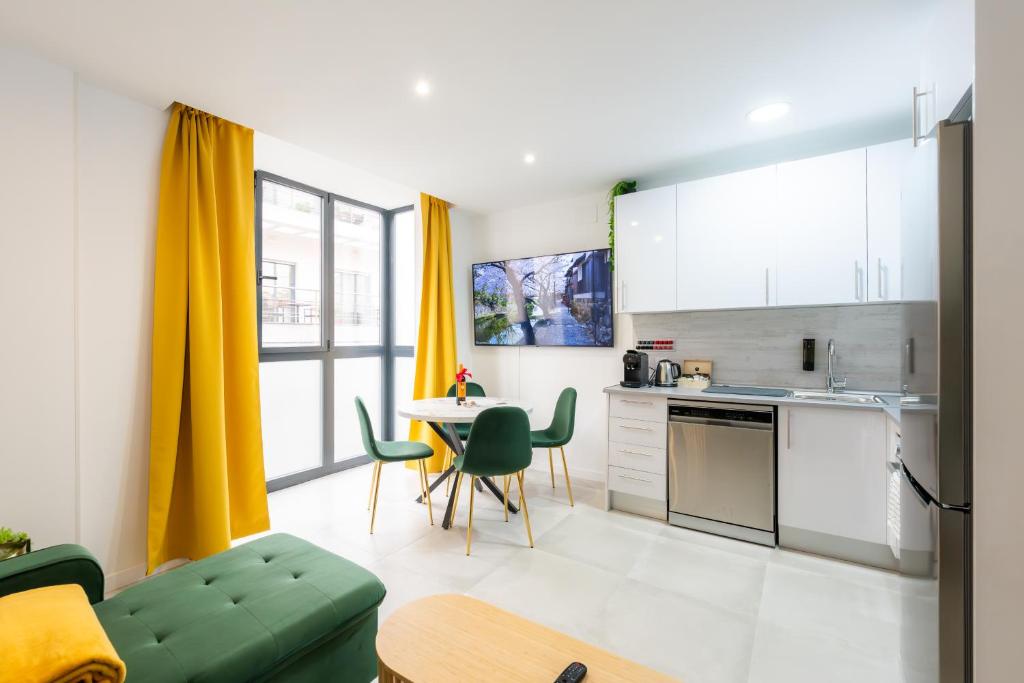 Kuchyň nebo kuchyňský kout v ubytování Lemon Apartment & Hotels Bernabeu
