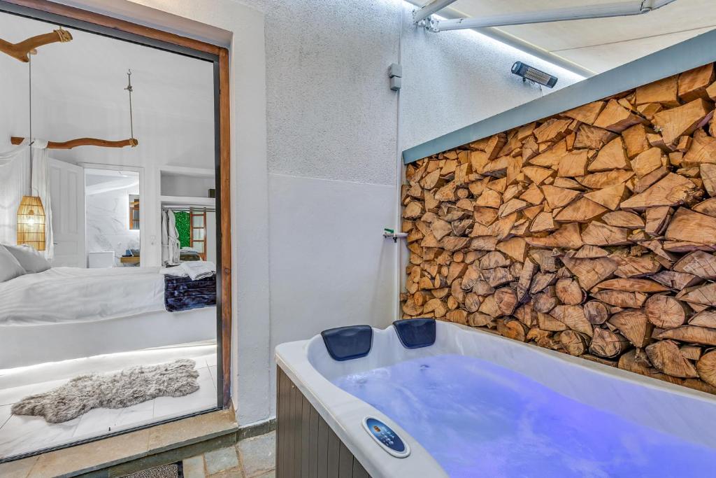Blue Mountain Guesthouse by Seablue - Apartment With Balcony And Private Jacuzzi