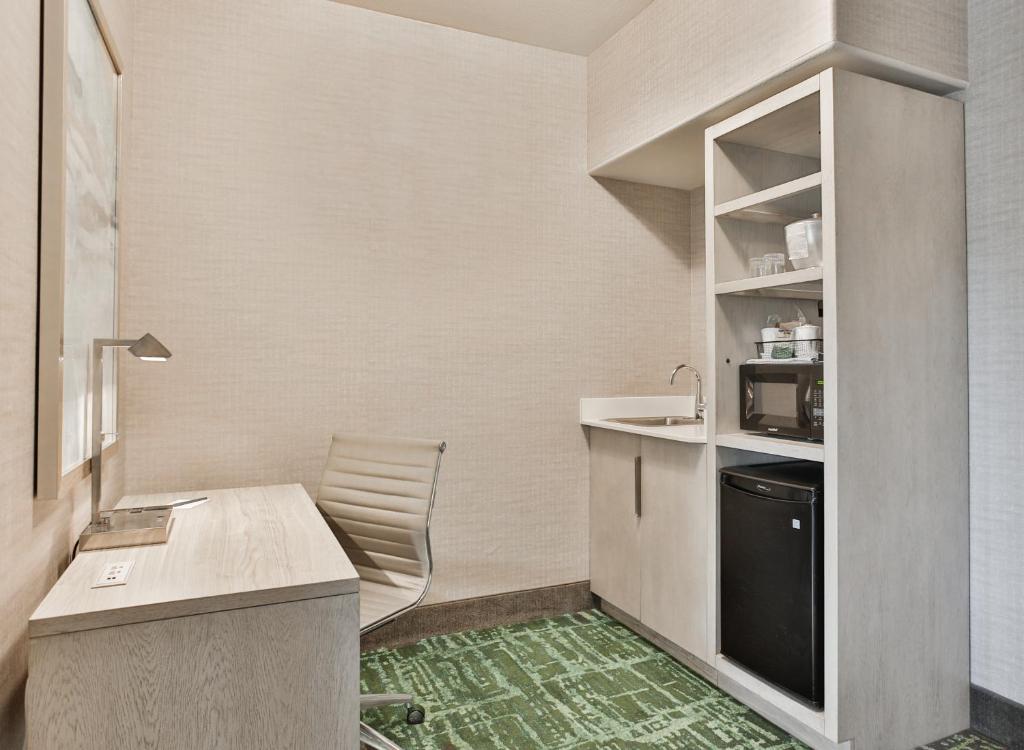 Kuchyň nebo kuchyňský kout v ubytování SpringHill Suites Prescott