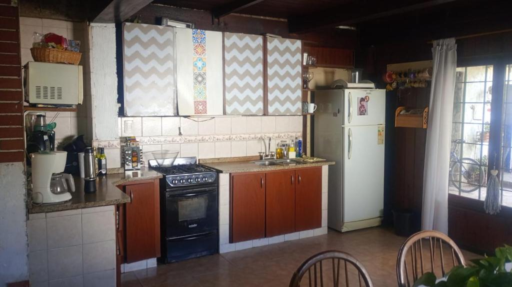 eine Küche mit Herd und Kühlschrank in der Unterkunft Casa Mazensio in Mar del Plata