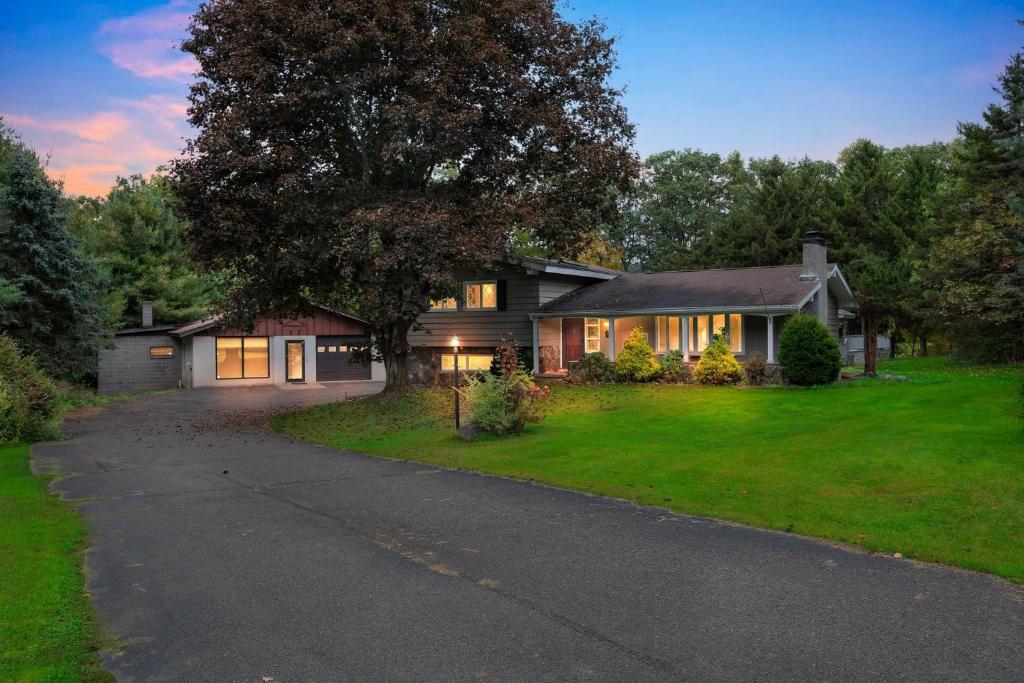 una casa con un albero di fronte a un vialetto di Sidney Lodging home a Sidney