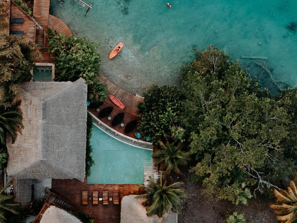 Bazén v ubytování Khaban Bacalar Hotel Boutique nebo v jeho okolí