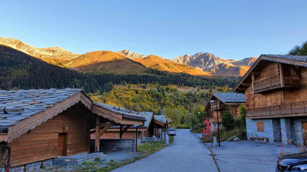 une vue d'un village avec des montagnes en arrière-plan dans l'établissement Le Petit Réconfort, accès skis aux pieds, à Saint-François-Longchamp