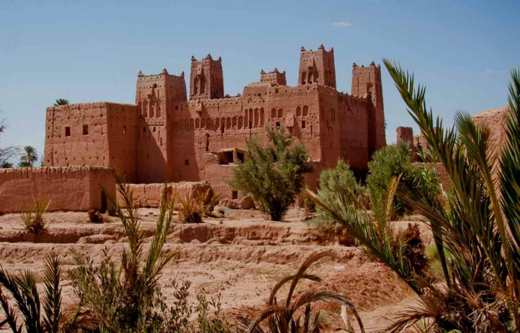 an old castle in the middle of a desert at Gite Ifoulou Tassaout in Ifoulou