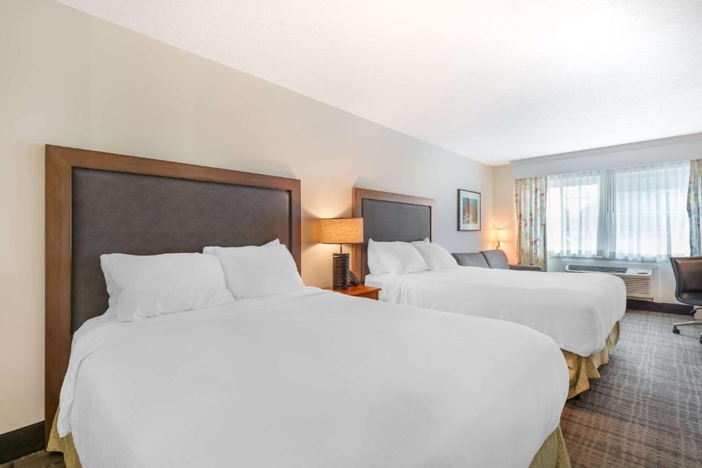Best Western Plus University Park Inn & Suites - Family Room With Two Queen Beds - Pet Friendly