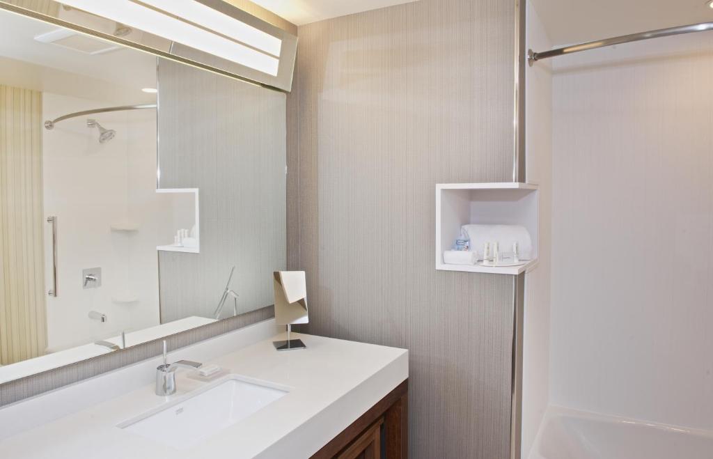 Courtyard by Marriott Seattle Everett Downtown - Queen Room Met Twee Queensize Bedden En Uitzicht