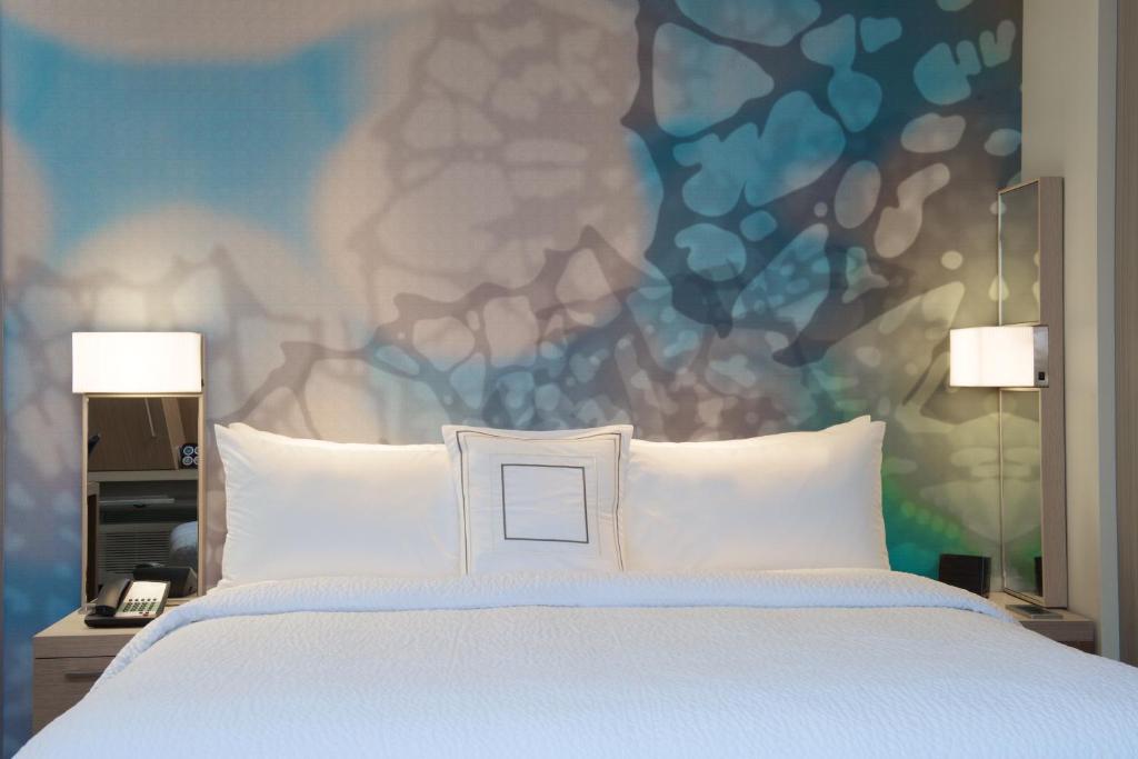 Courtyard by Marriott Seattle Everett Downtown - King Room Met Uitzicht