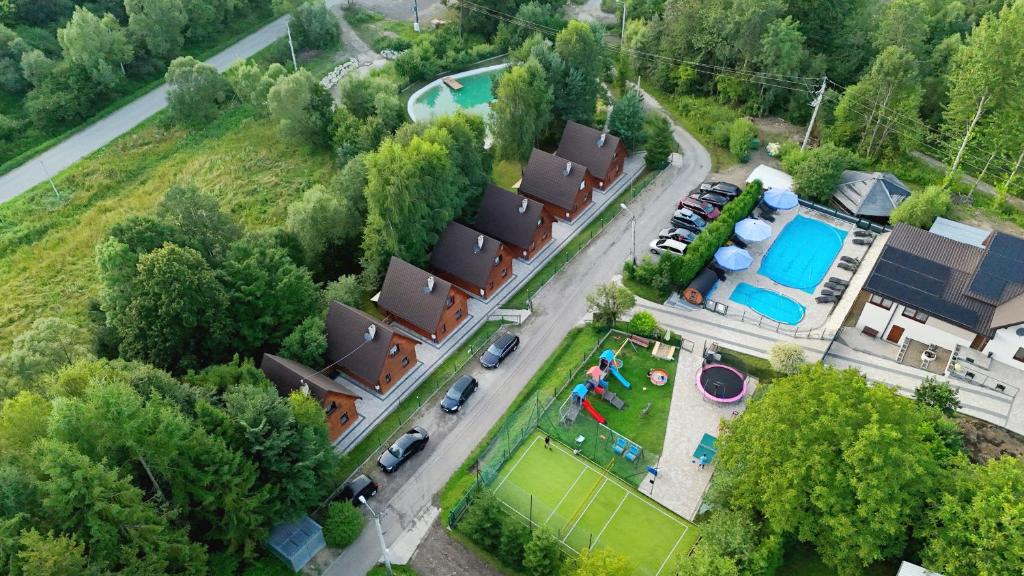 Bazén v ubytování OW "Domki Matiaszówka" z PODGRZEWANYMI BASENAMI, kąpieliskiem ze zjeżdżalnią wodną, ogrodzonym placem zabaw i boiskiem nebo v jeho okolí