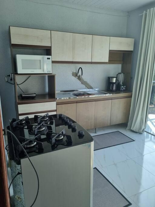 Kuchyň nebo kuchyňský kout v ubytování Stúdio andar superior, próximo ao hotel Rafain Palace