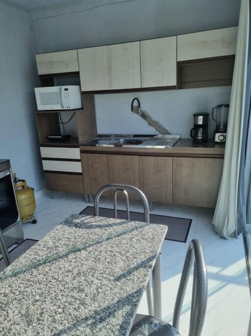 Kuchyň nebo kuchyňský kout v ubytování Stúdio andar superior, próximo ao hotel Rafain Palace