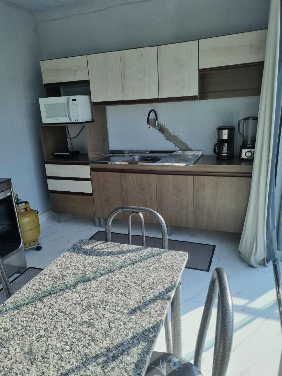 Kuchyň nebo kuchyňský kout v ubytování Stúdio andar superior, próximo ao hotel Rafain Palace